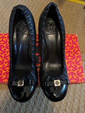 New in box Tory Burch Black Leather and Patent Logo Cap-Toe Heels
